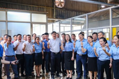 Ông Khuất Quang Thức – Giám đốc CTCP Viglacera Thanh Trì hô vang "Quyết tâm" cùng toàn thể CBCNV