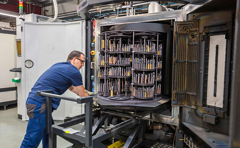 Để phôi cần phủ vào lò phủ PVD