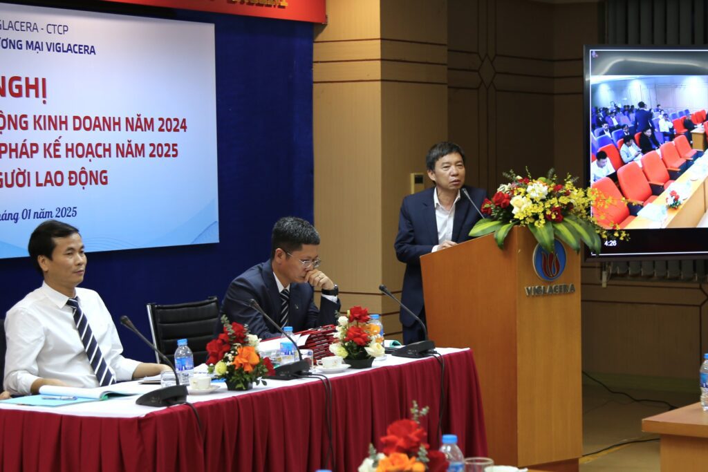 Ông Nguyễn Văn Tiến - Chủ tịch HĐQT, Giám đốc ngành hàng Sứ vệ sinh Công ty CP Thương mại Viglacera phát biểu chỉ đạo