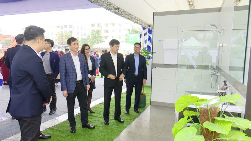 Tổng Giám đốc Nguyễn Việt Cường (Thứ hai từ trái qua) - Công ty Cổ phần Thương mại Viglacera xuất hiện tại buổi Lễ khởi công